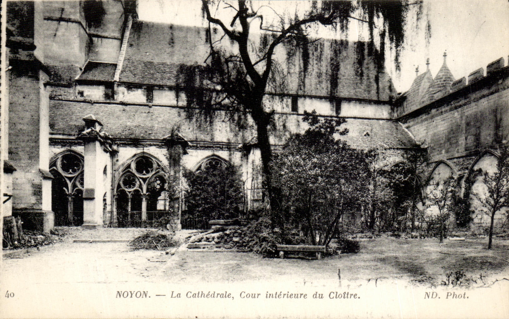 CPA Noyon La Cathedrale Cour Interieure du Cloitre
