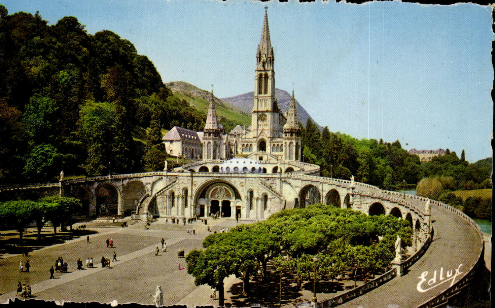 CPA Lourdes La Basilique et I'Esplanade 