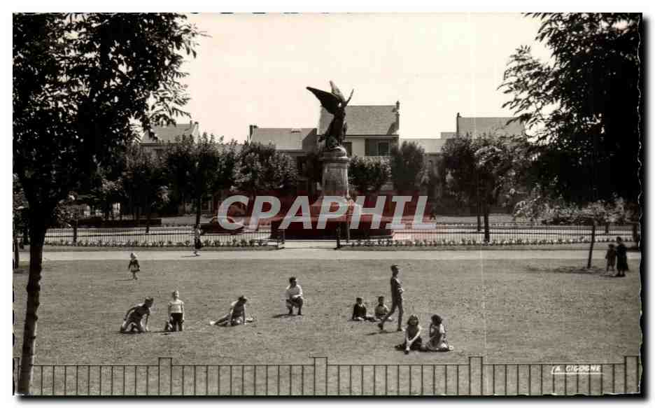 CPA Vichy Square de la Republique