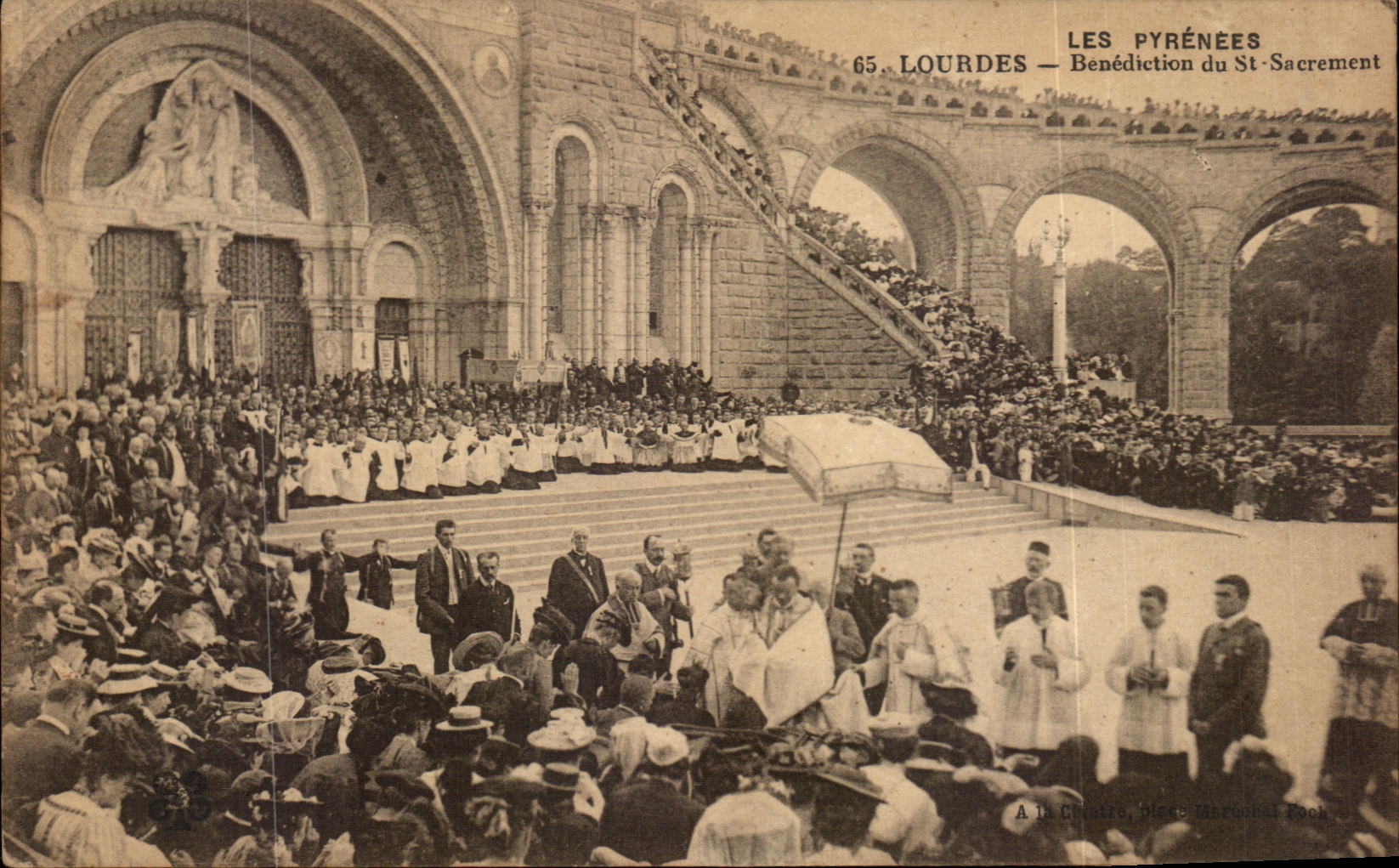 CPA Les Pyrenees Lourdes Benediction de St Sacrement