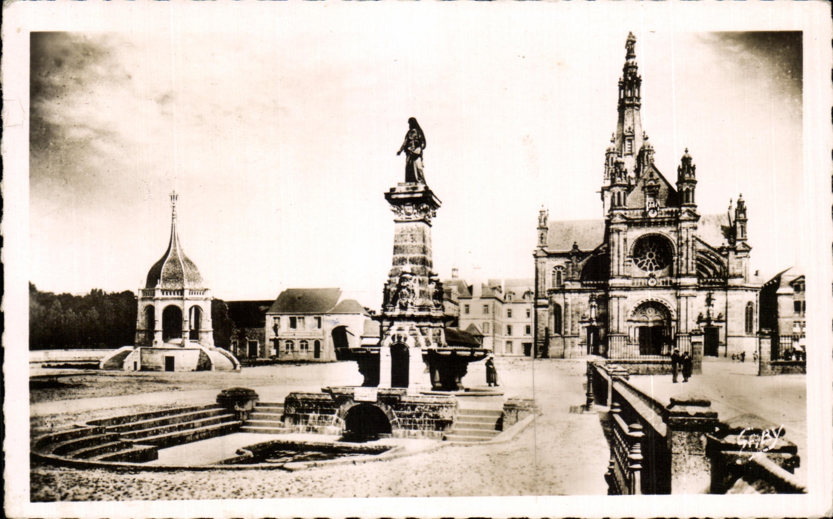 CPA Saint Anne D'Auray Monument De gauche a droite Monument eleva a la memoire des Bretons Morts Pour la Patrie