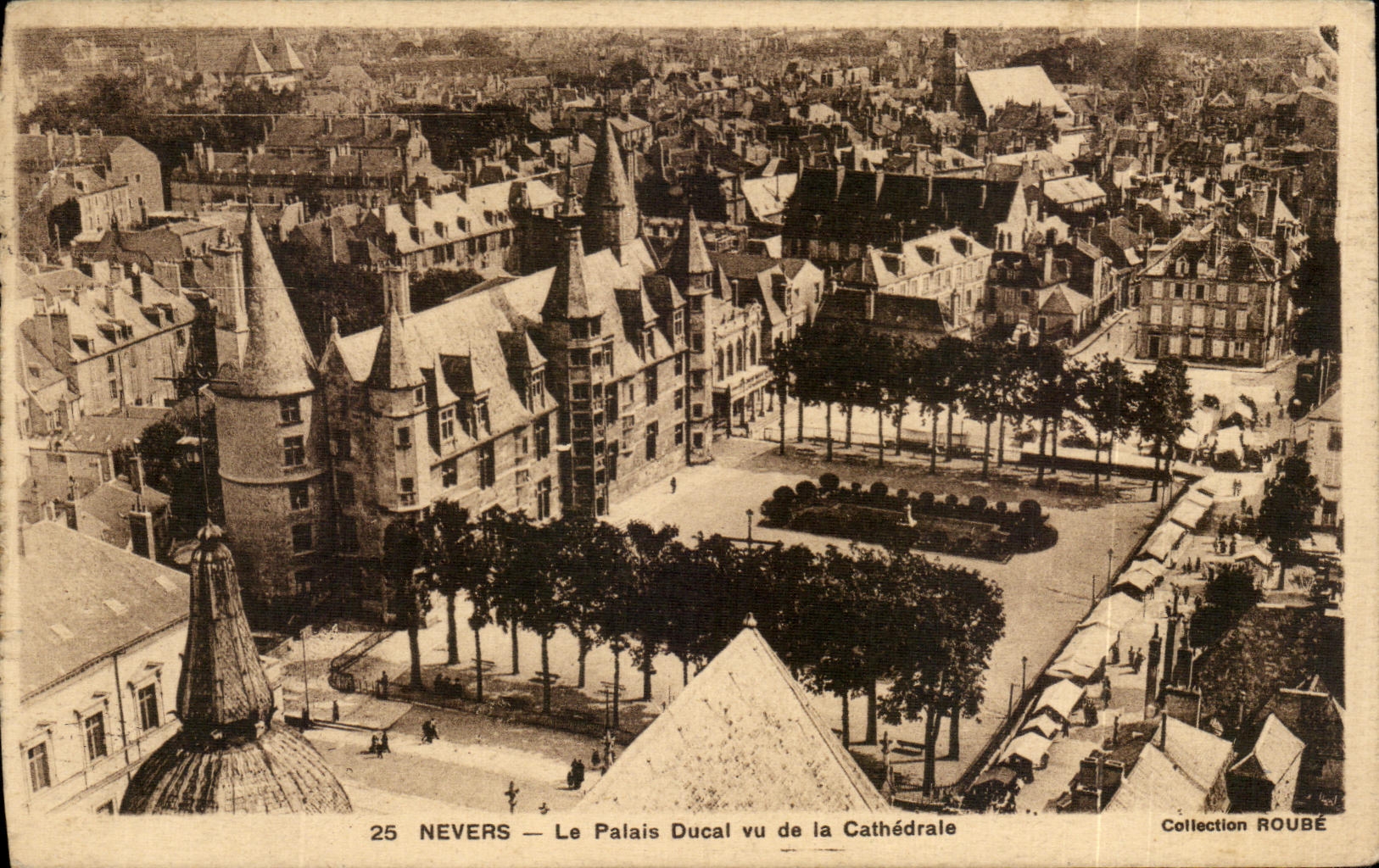CPA Nevers Le Palais Ducal vu de la Cathedrale