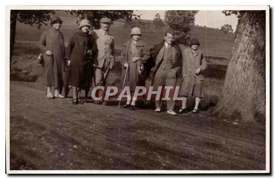 Groupe de personnes en extérieur — datée vers 1929 — sans éditeur ni numéro de série visible