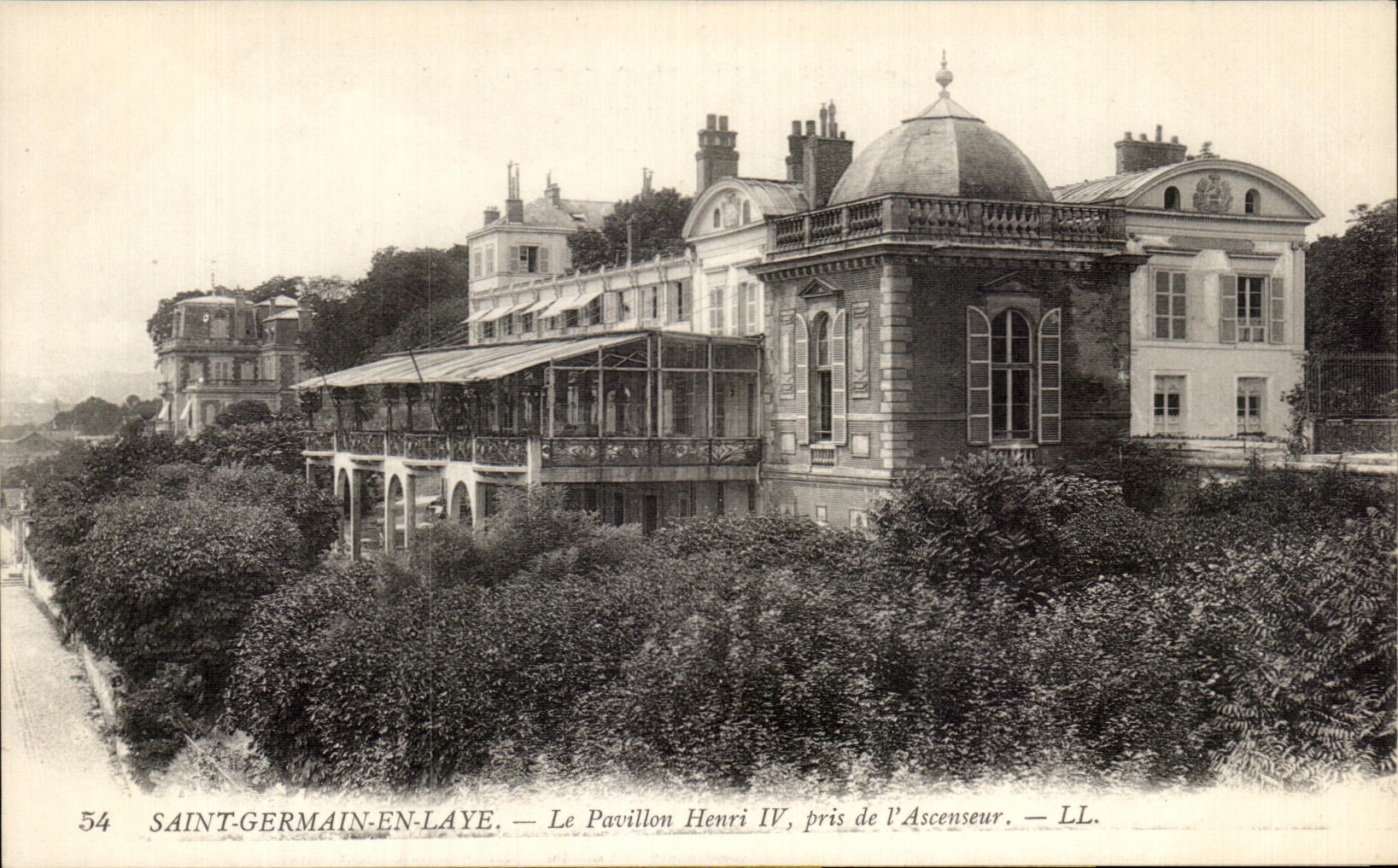 Saint-Germain-en-Laye — Le Pavillon Henri IV, pris de l'Ascenseur — LL.