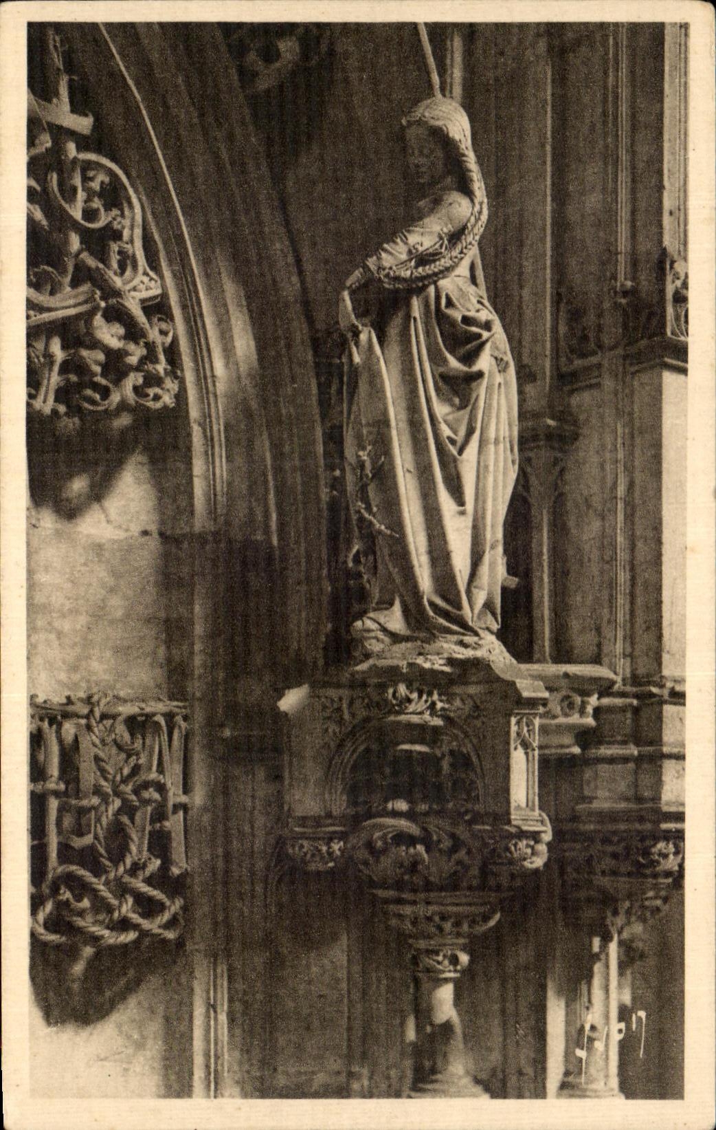CPA Bourg Eglsie de Brou Statuelle du Tombeau de Marguerite d'Autriche