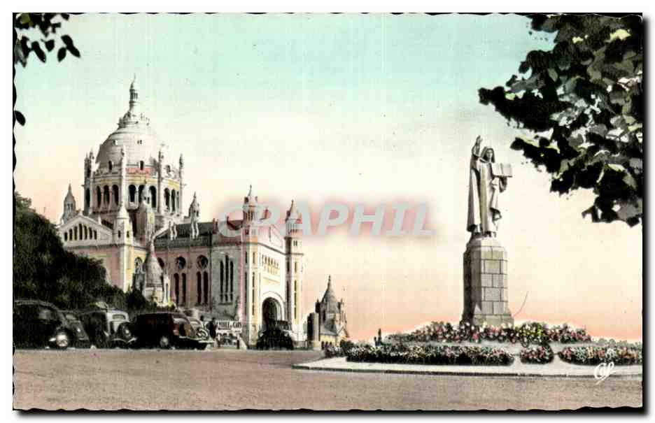 CPA Lisieux Perspective sur La Basilique et la statue de Sainte Therse