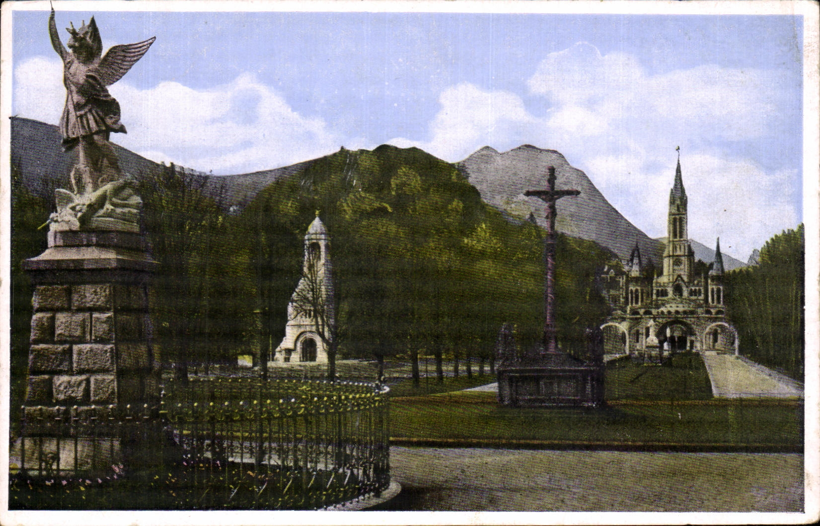 CPA Lourdes St Michel I'Espanade et la Basilique