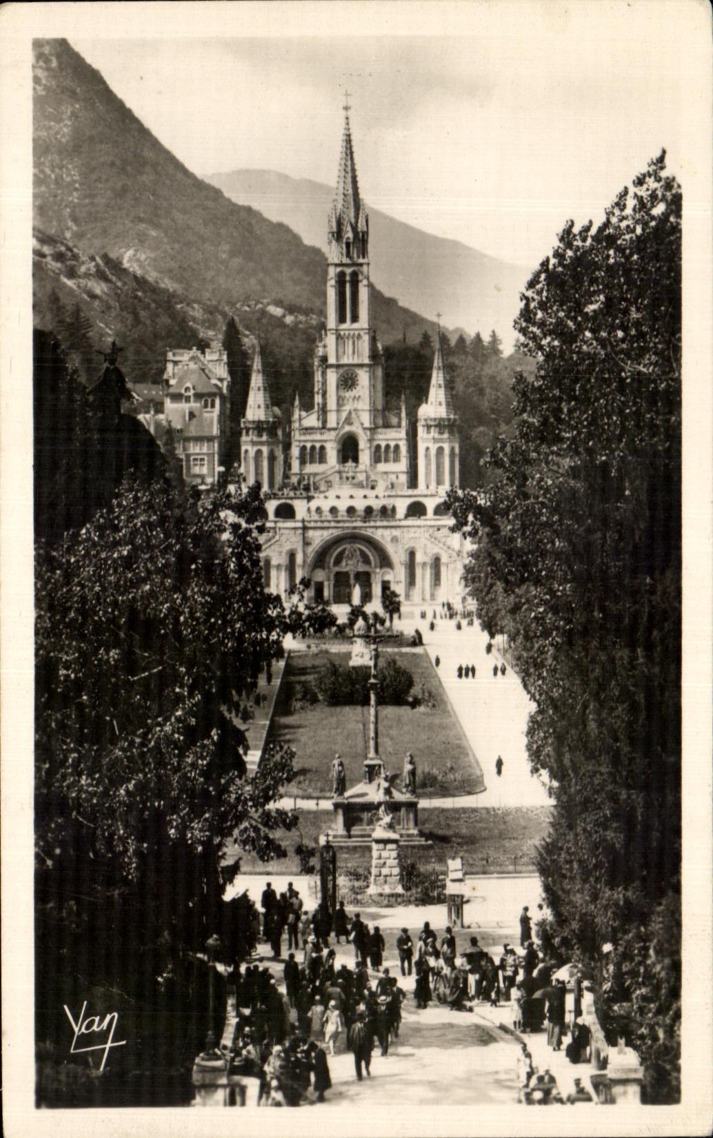 CPA Lourdes La Basilique et I'Esplanade
