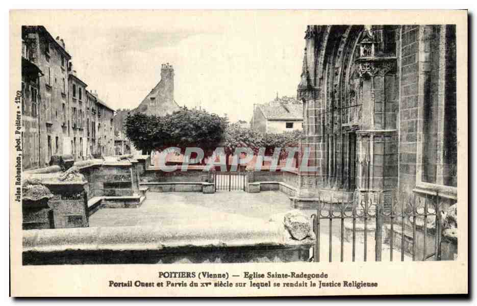 Poitiers (Vienne) — Église Sainte-Radegonde, Portail Ouest et Parvis du XVᵉ siècle sur lequel se rendait la Justice Religieuse — Jules Robabon, phot. Poitiers - 1909
