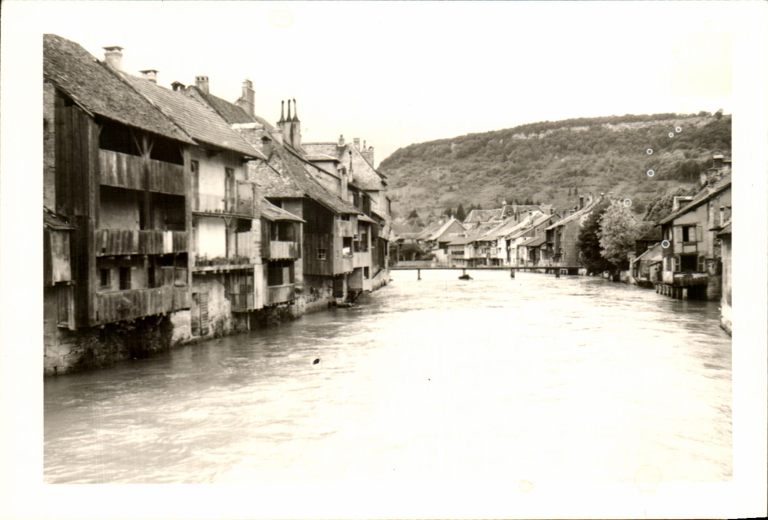 PHOTO Village au bord de l'eau 