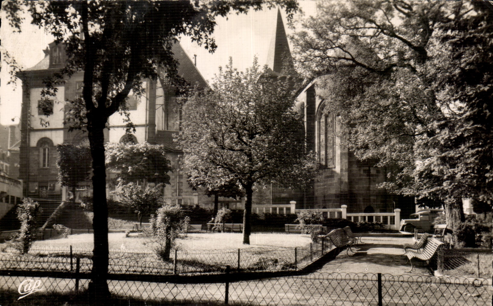 CPSM Le Mont Dore Le Square Et L'Eglise