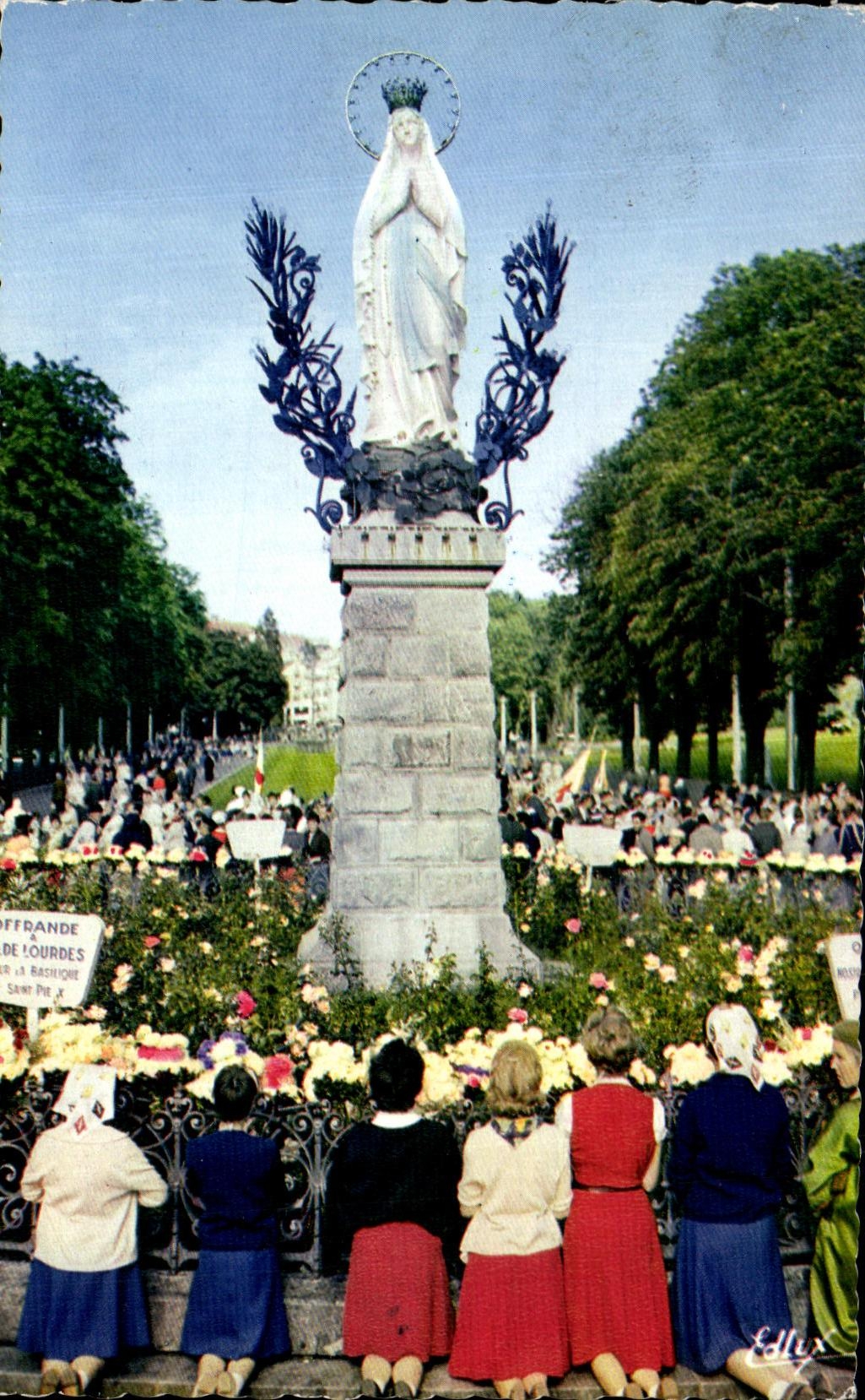 CPSM Lourdes La vierge Couronnee