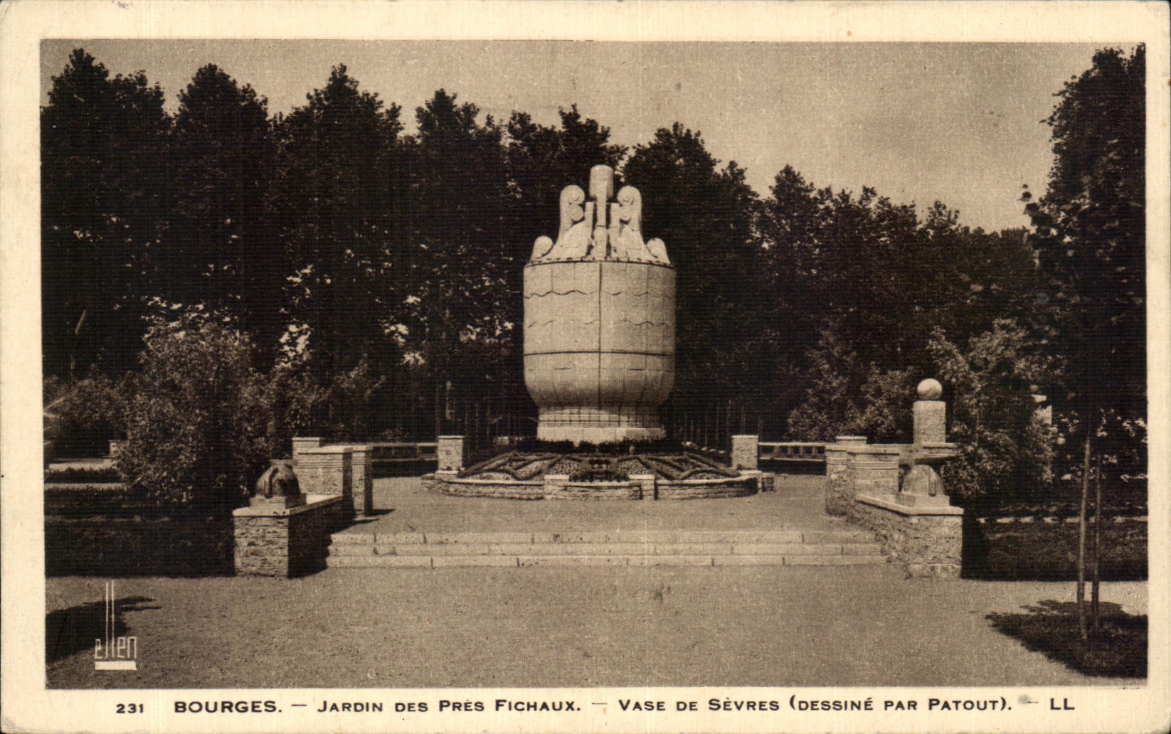 CPA Bourges Jardin des Pres Fichaux Vase De Sevres