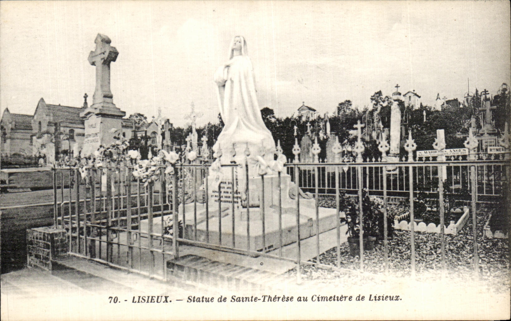 Lisieux — Statue de Sainte-Thérèse au Cimetière de Lisieux — éditeur non visible, n° de série 70