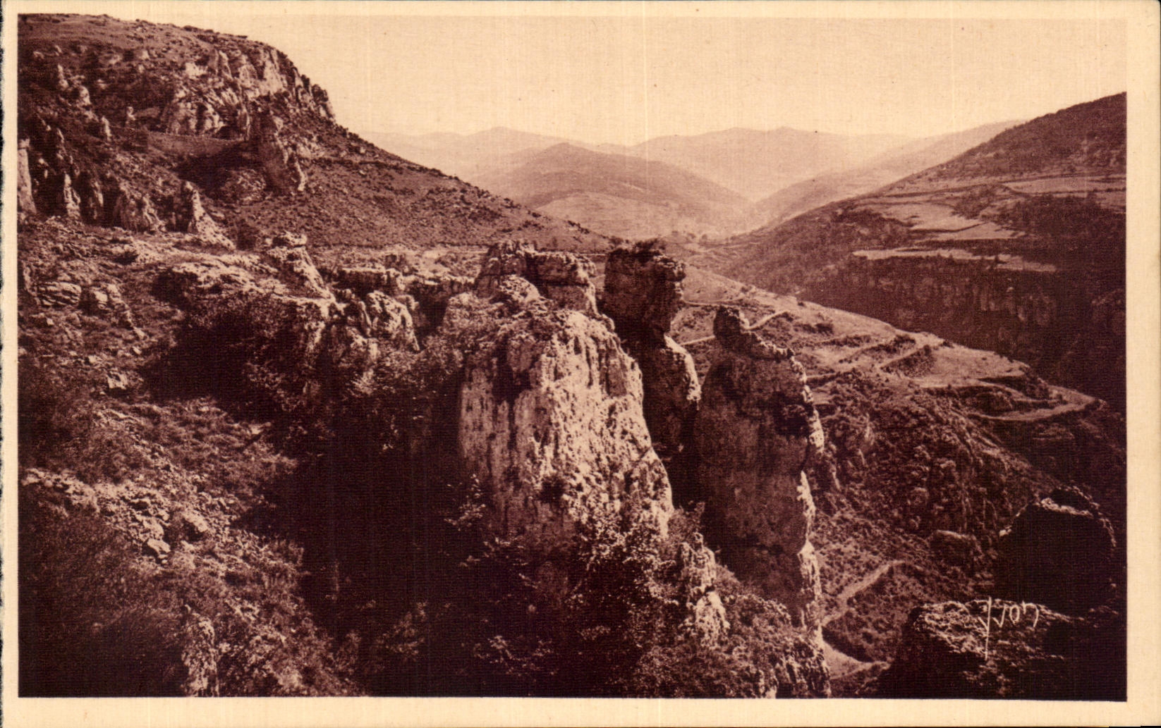 CPA La Douce France Gorges du Tarn De Sainte Enimie a meyrueis Le canon de la Jonte et le massif de l'Aigoual