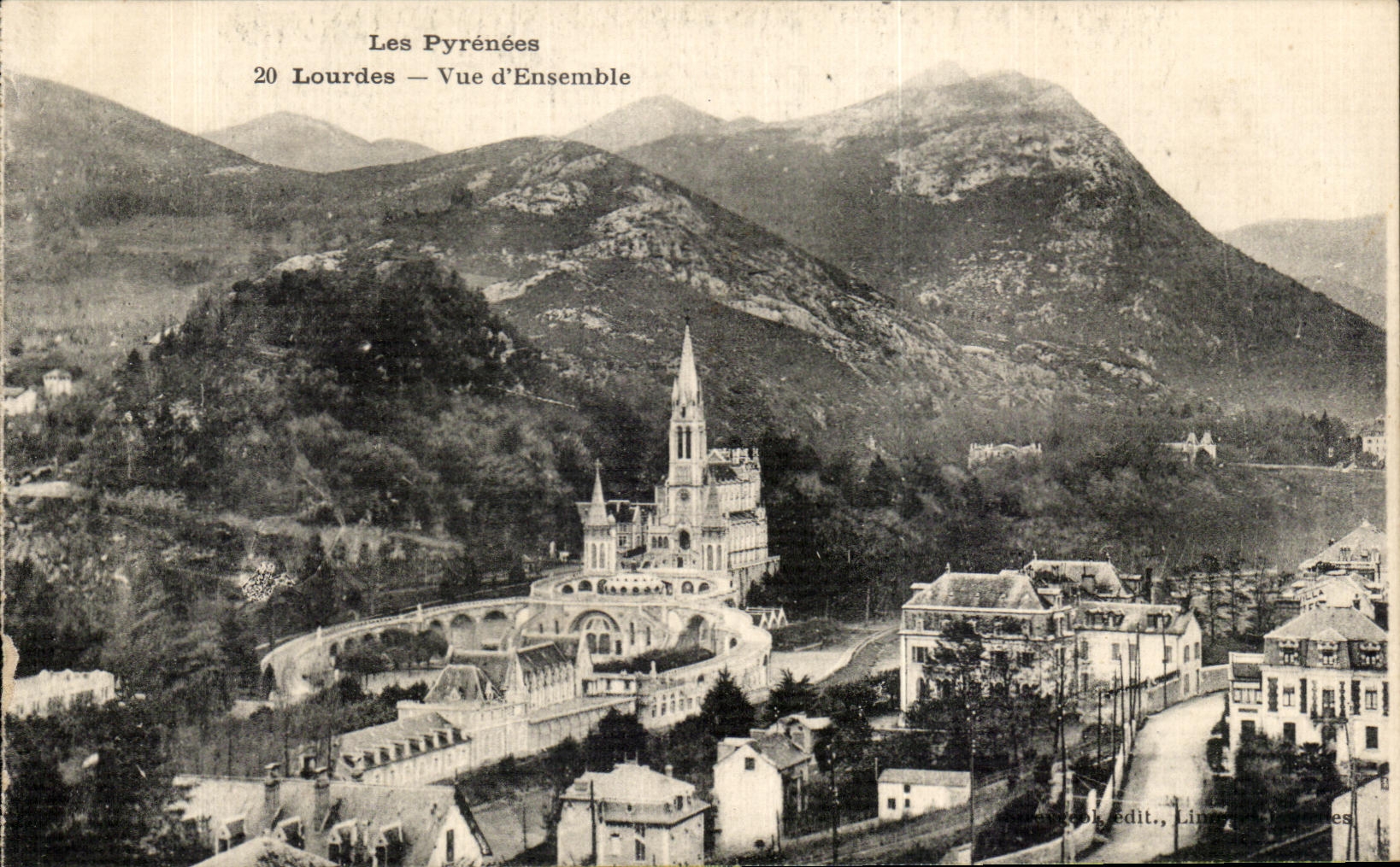 CPA Lourdes Les Pyrenees Vue d'Ensemble