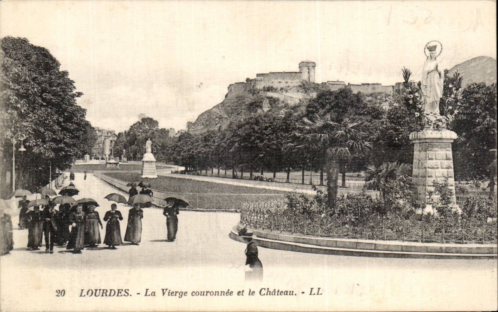 CPA Lourdes La Vierge couronnee et le Chateau