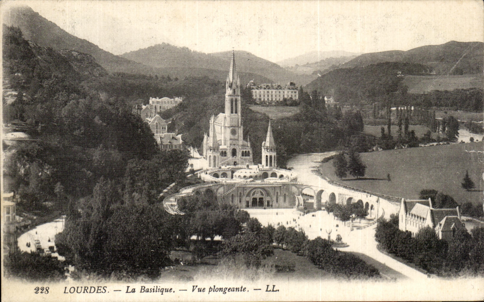 CPA Lourdes La Basilique Vue Plongeante
