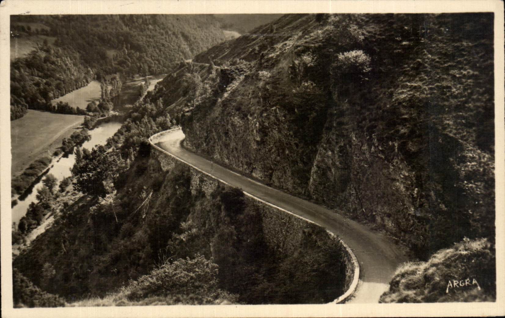 Route de Saint-Flour à Chaudesaigues — Tournants de la côte de Lanau — ARGRA