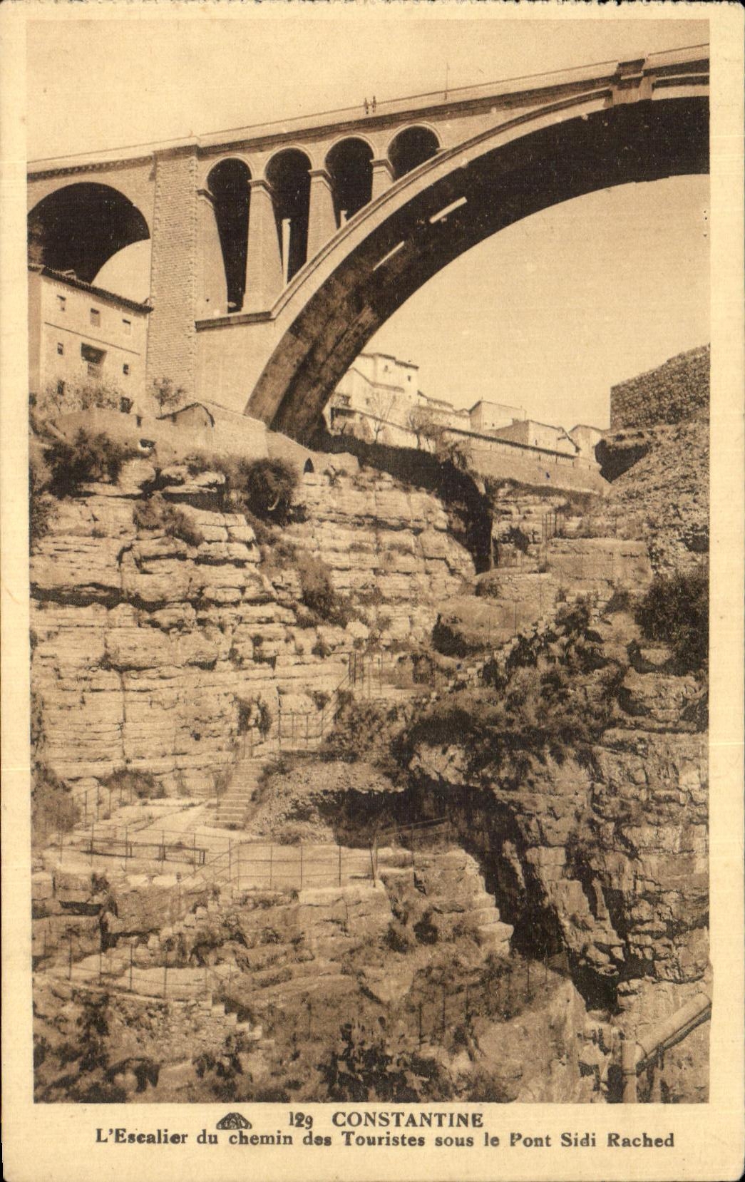 Constantine — L'Escalier du chemin des Touristes sous le Pont Sidi Rachid — Éditeur : Les Gorges du Rhumel