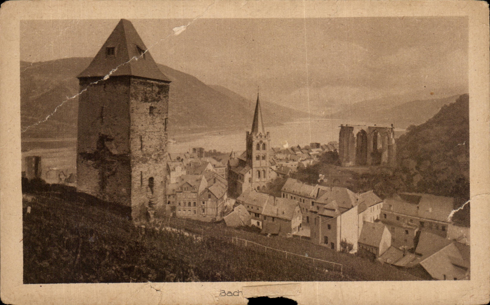 Bach — vue panoramique avec tour, église et ruines — éditeur inconnu, n° de série non visible