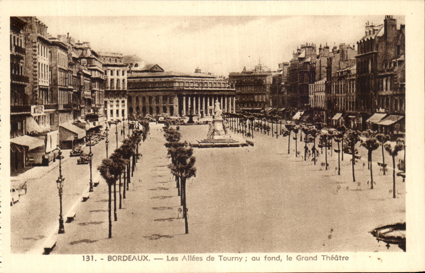 CPA Bordeaux Les Allees de Tourny au fond le Grand Theatre