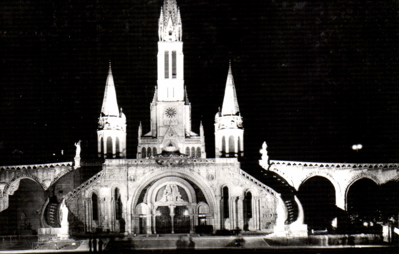 CPA Lourdes La Basilique Illuminee
