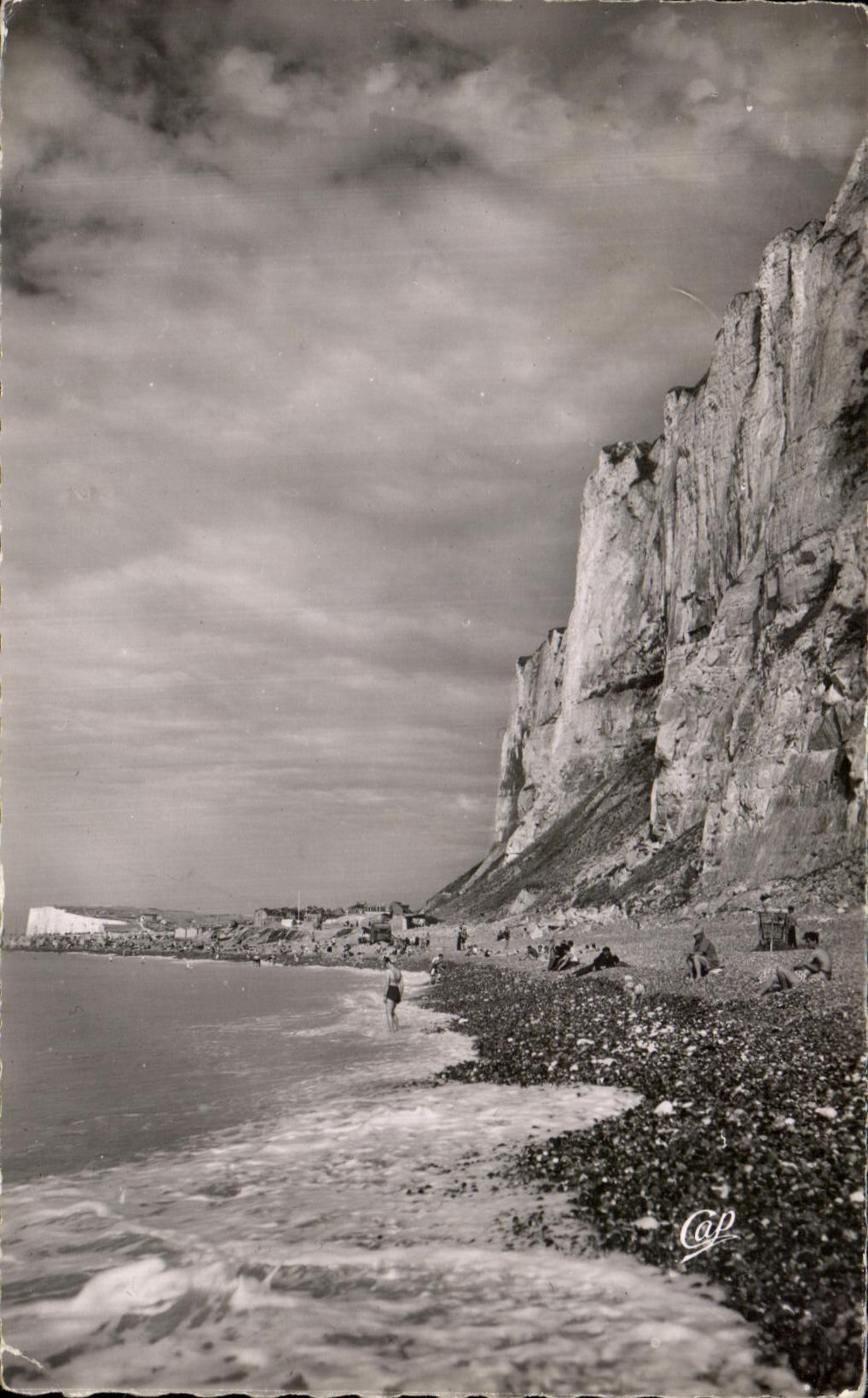CPSM Le Treport La Plage et les falaises