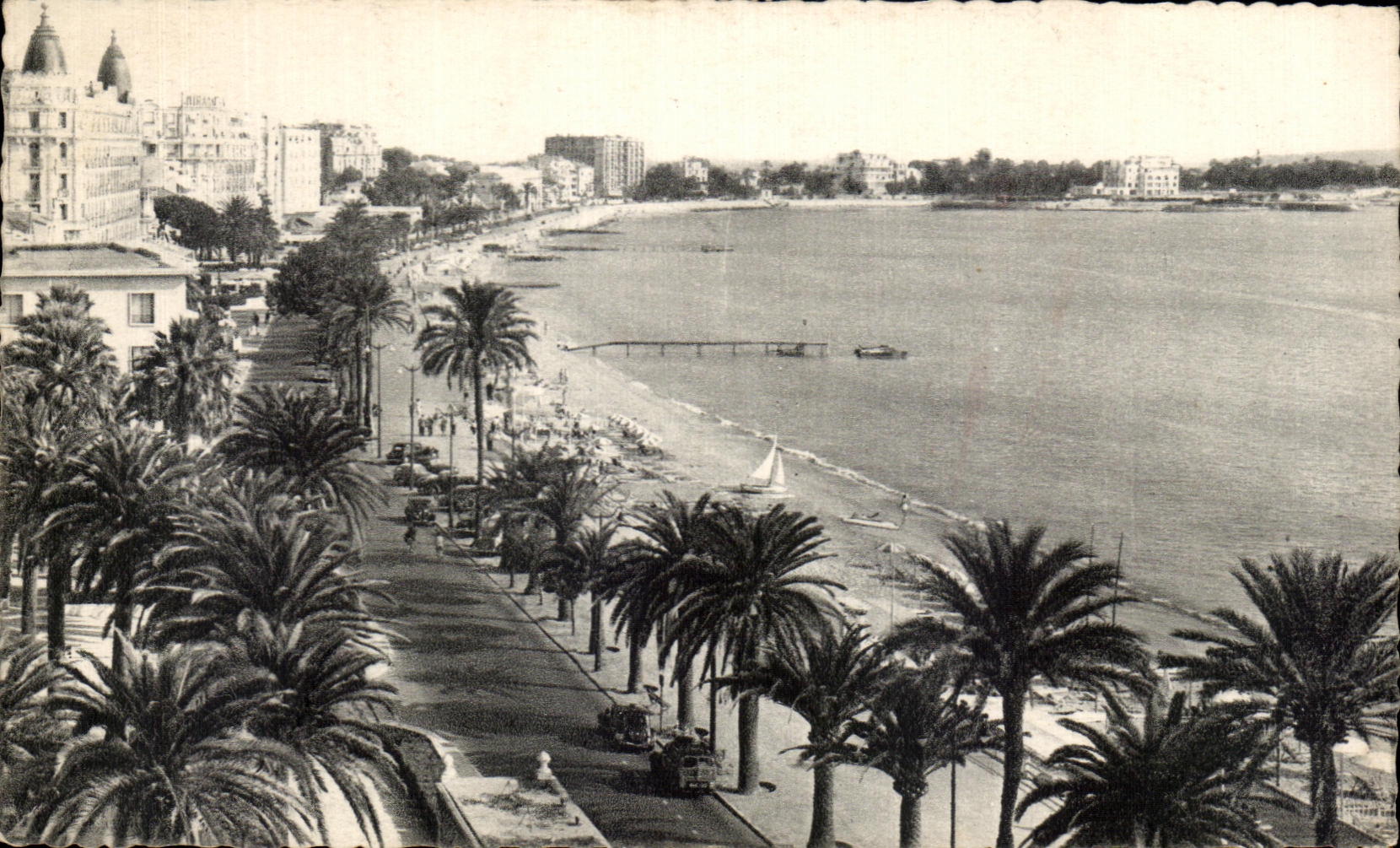 CPA Cannes Les Hotols et la Plage Promenade de la Croisette
