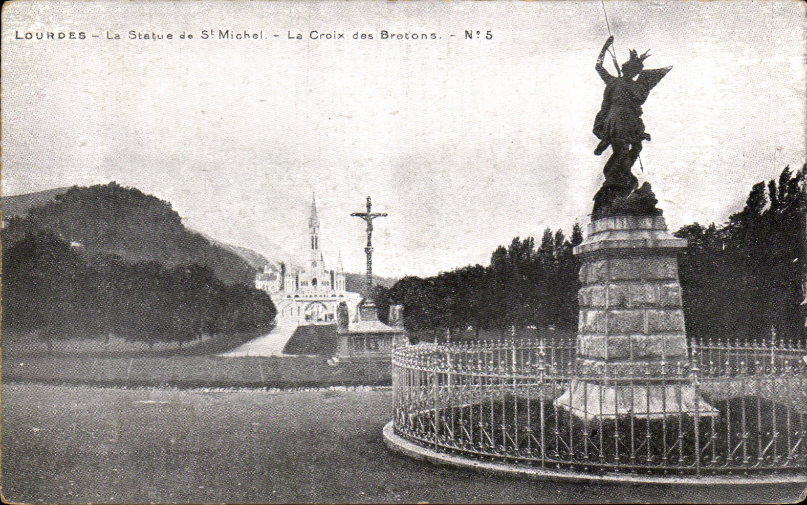 CPA Lourdes La Statue de St Michel La Croix des Bretons