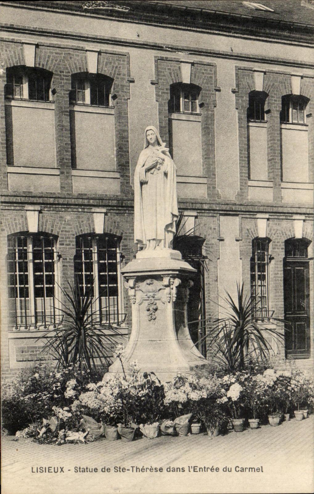 CPA Lisieux Statue de Ste Therese dans l'Entree du Carmel