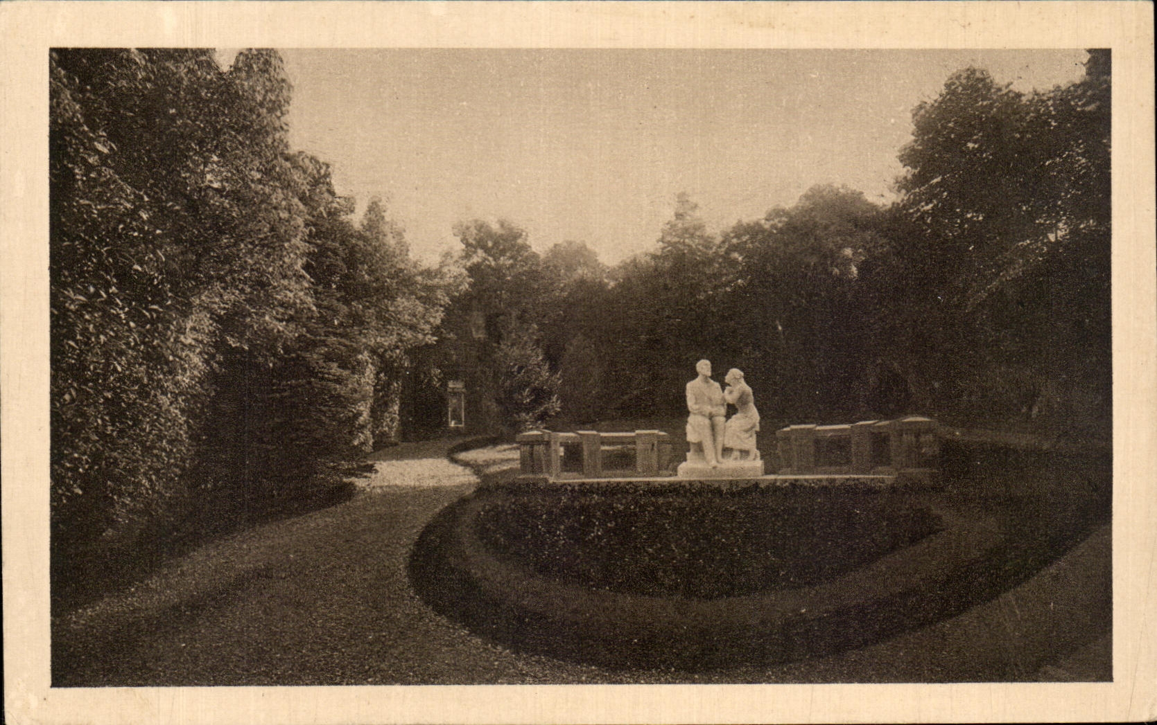 CPA Le Jardin des Buissonnets Le Monument eleve a I'Endroit meme ou Sainte Therese Lisieux