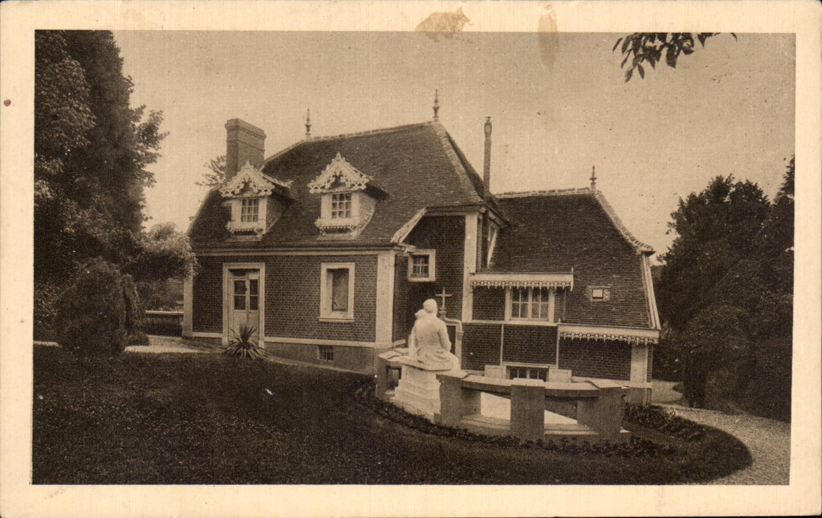 Les "Buissonnets" — façade nord prise du grand jardin — éditeur non visible