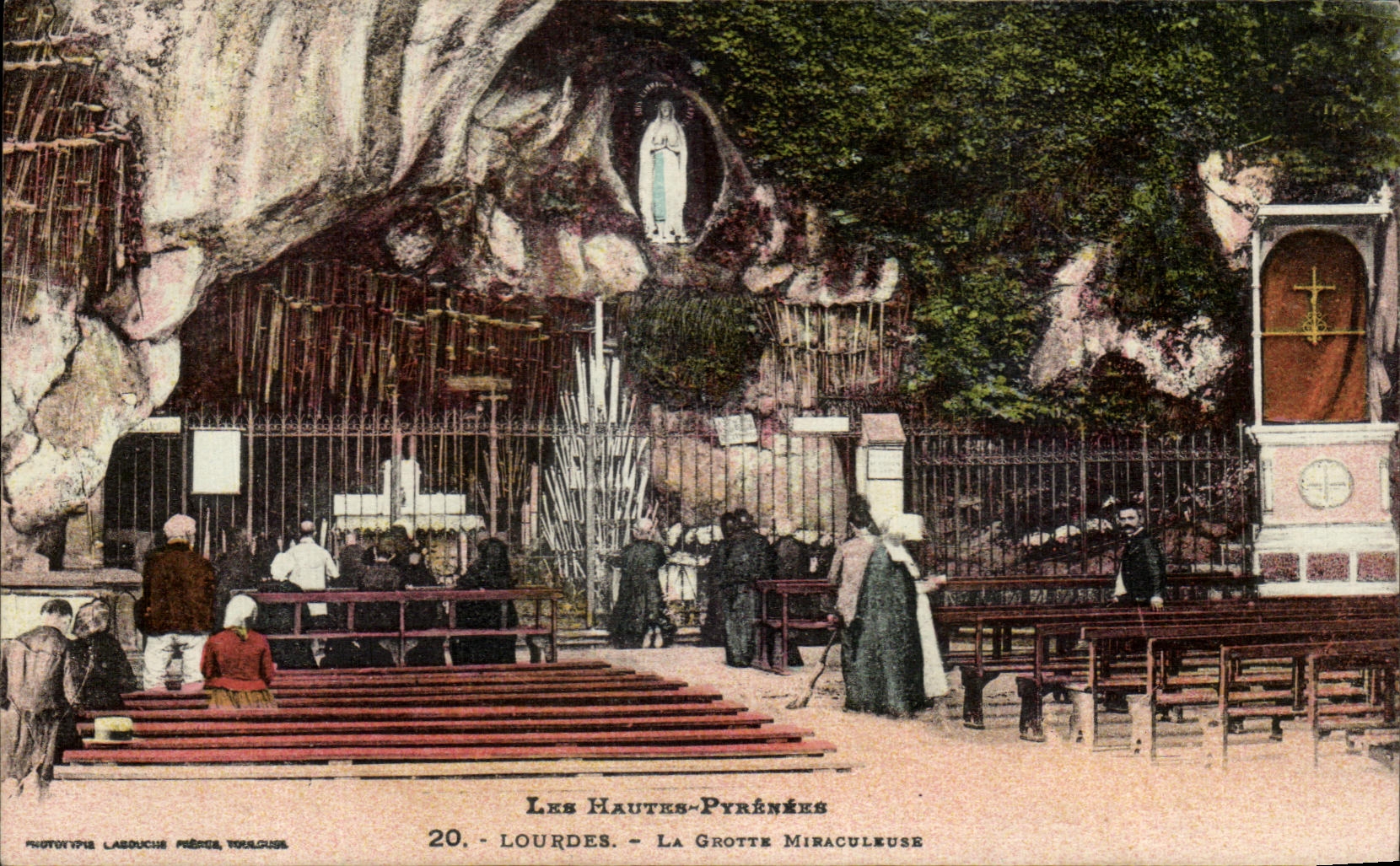 CPA Les Hautes Pyrenees Lourdes La Grotte Miraculeuse