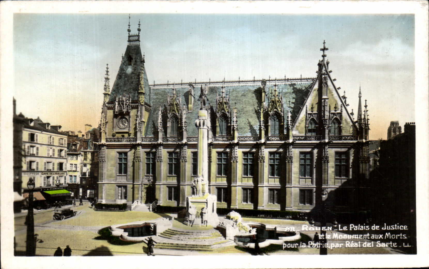 CPA Rouen Le Palais de Justice et Le monument aux Morts 