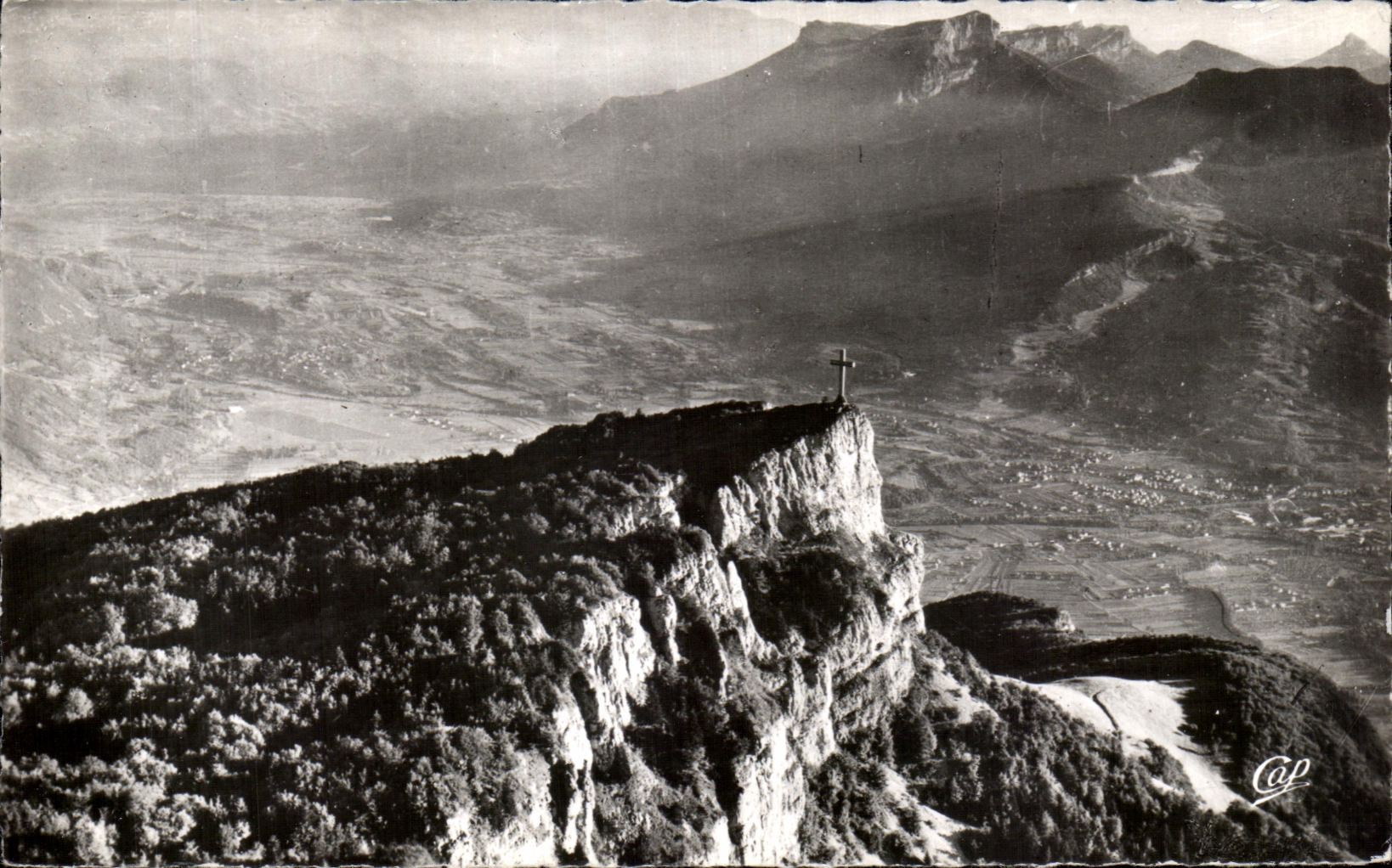 Le Nivolet (1556 m) et le Massif du Granier — Vue aérienne — C.A.P. Paris