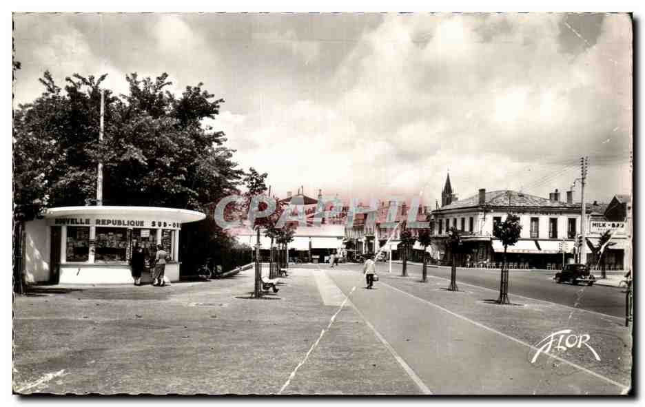 Halbmoderne Ansichtskarte Rochefort Sur Mer Avenue du 3eme RIC Militaria
