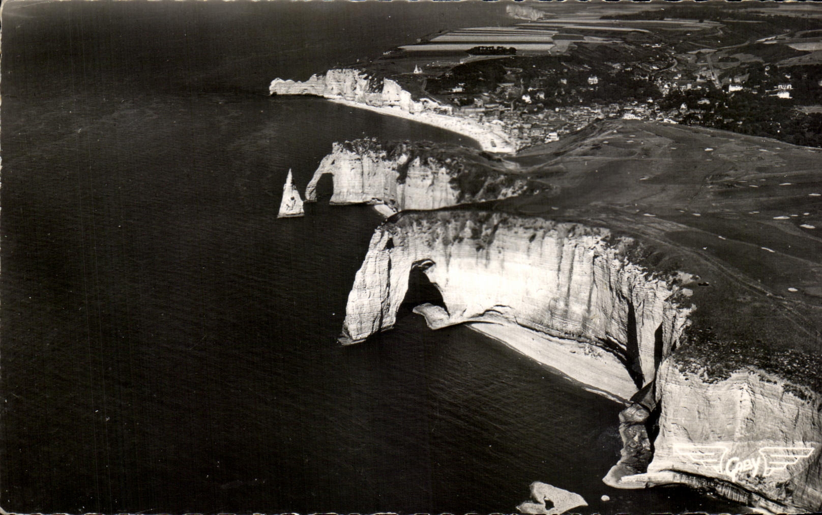 CPSM Etretat Vue Generale Sur les Portes