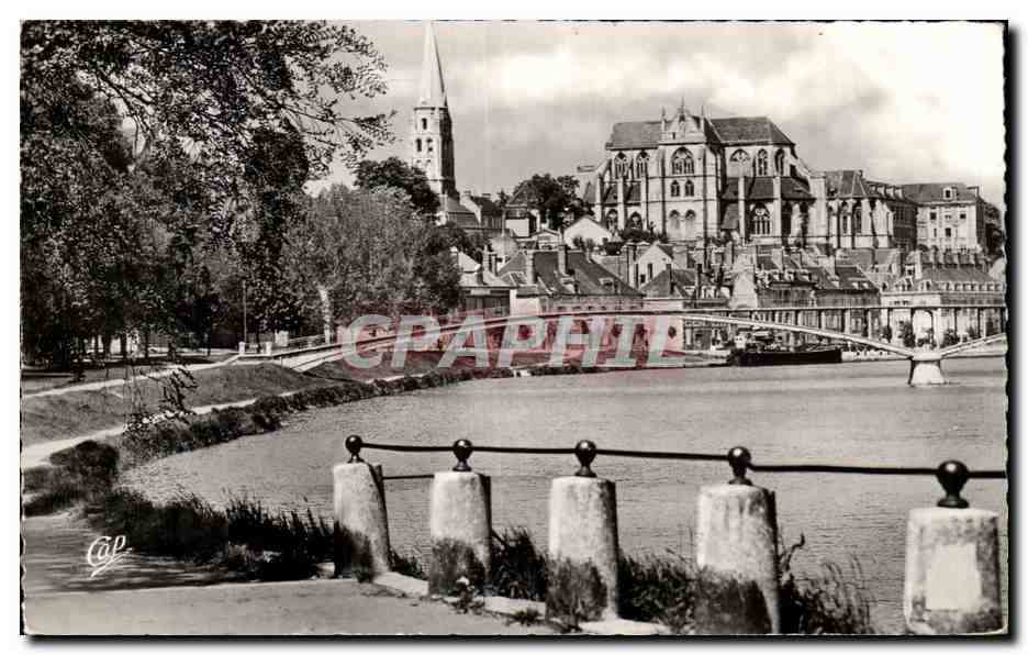 Cité d'Avrillé — vue de la Seine et de l'église — Cité d'Avrillé, France