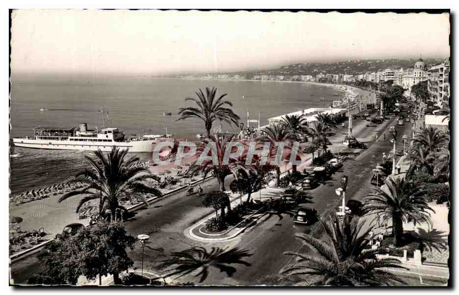 CPA Nice La Promenade des Anglais Et La Baie des Anges Bateau 