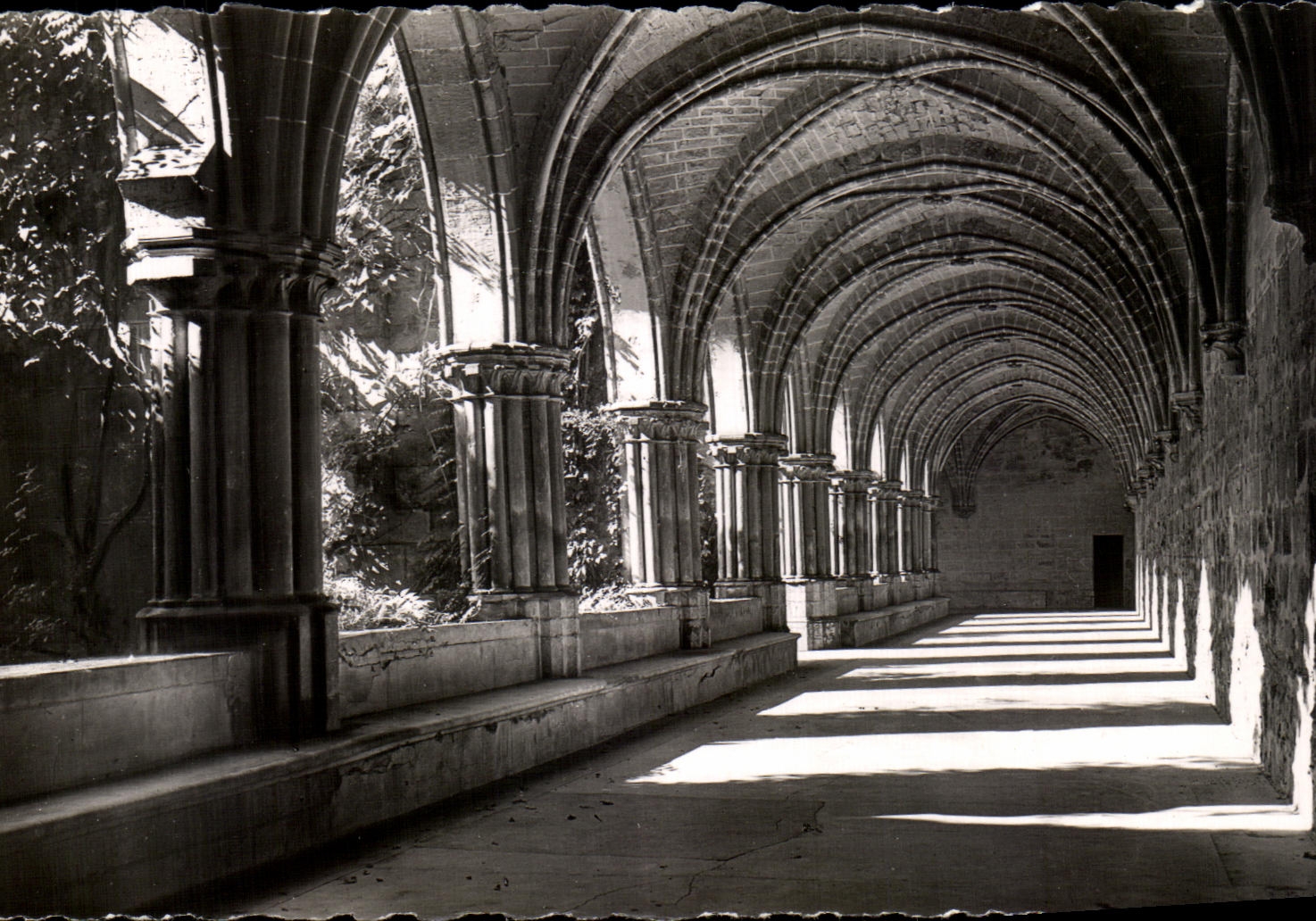 Ainiers-sur-Jise — Le cloître — Abbaye de Royaumont