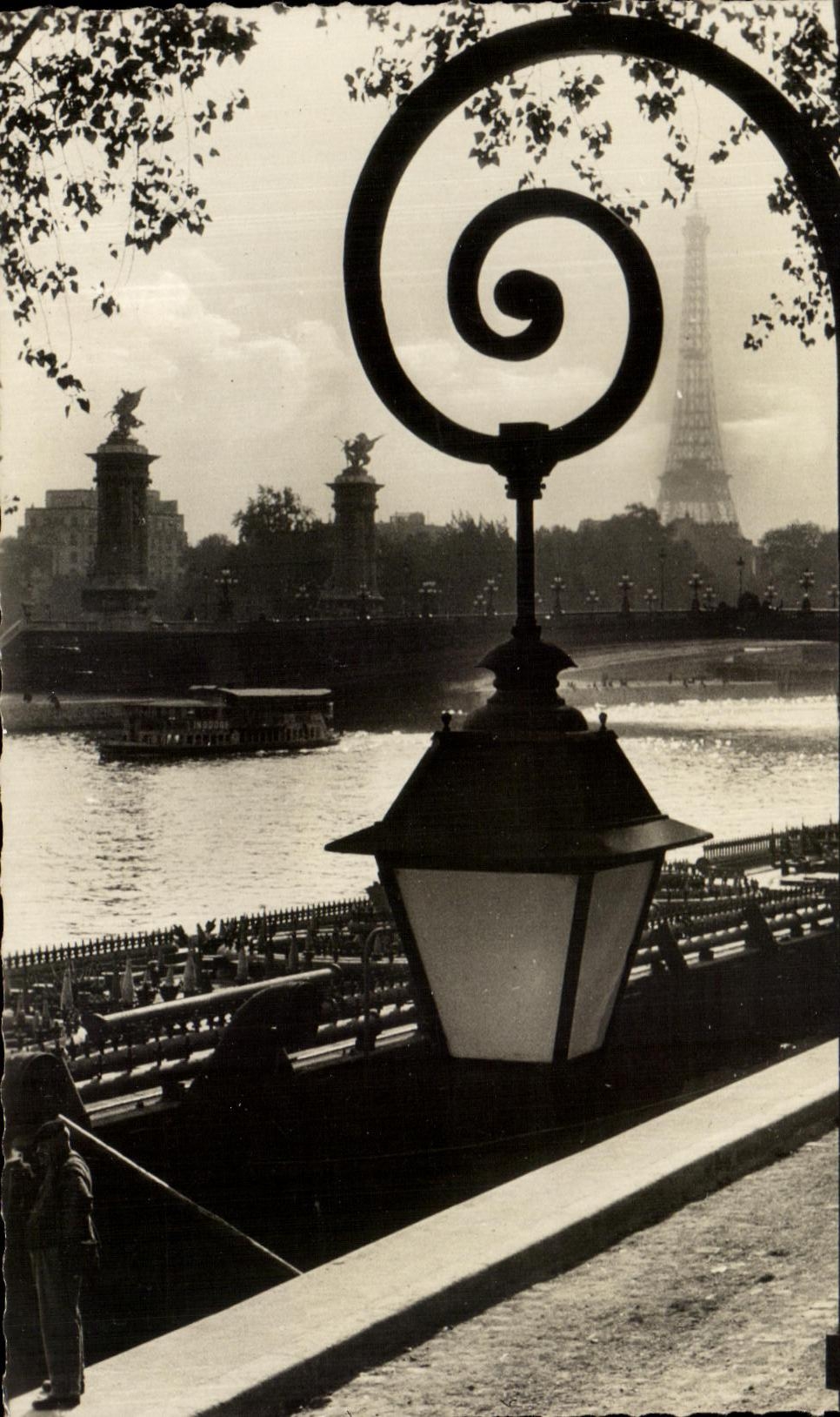 Pont Alexandre III et la Tour Eiffel — Éditions O. P. - 6, rue de la Paix, Paris