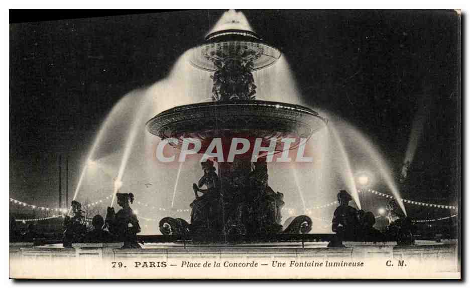 CPA Paris Place de la Concorde Une Fontaine lumineuse