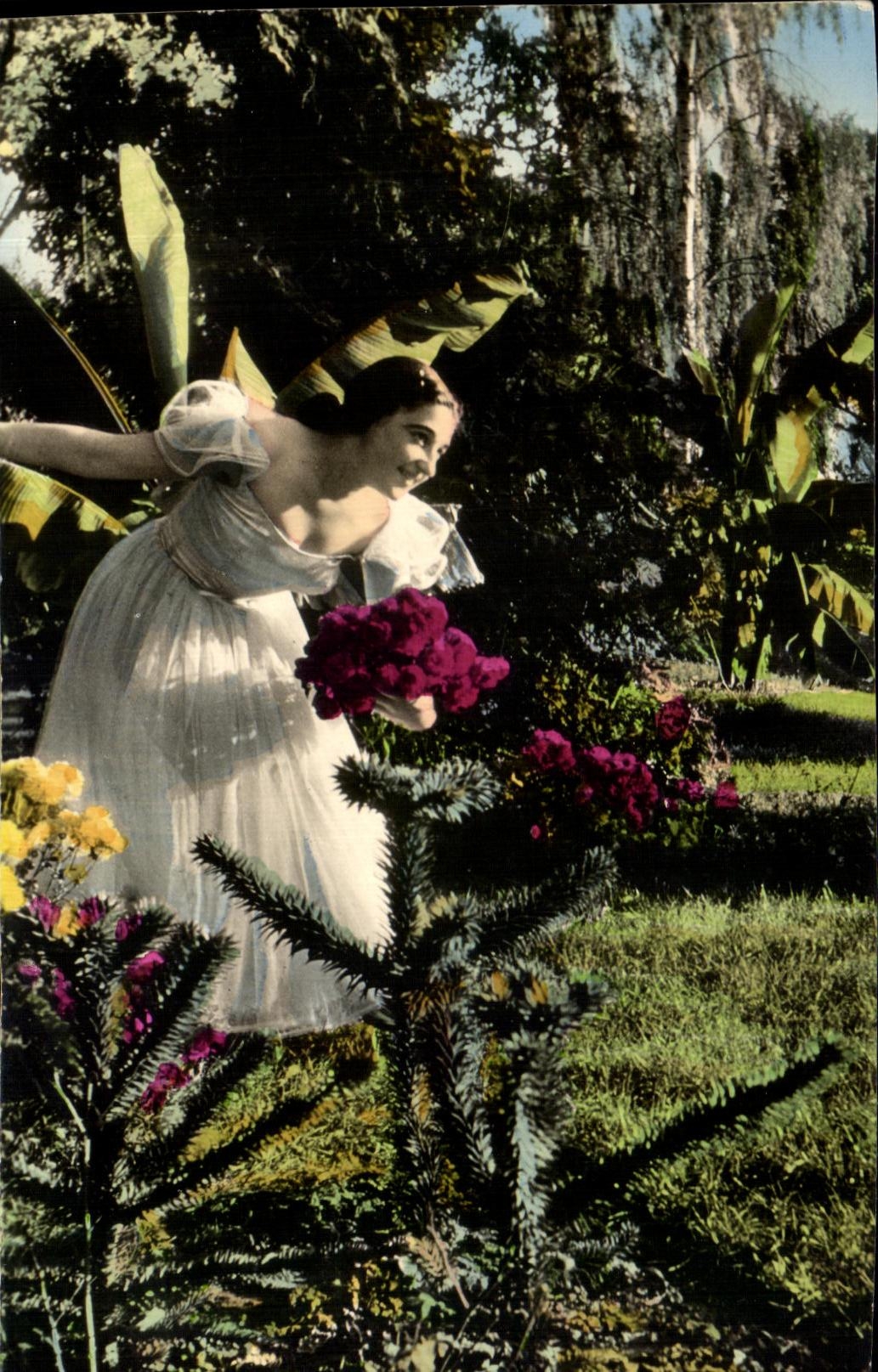 CPSM Femme au milieu des fleurs 