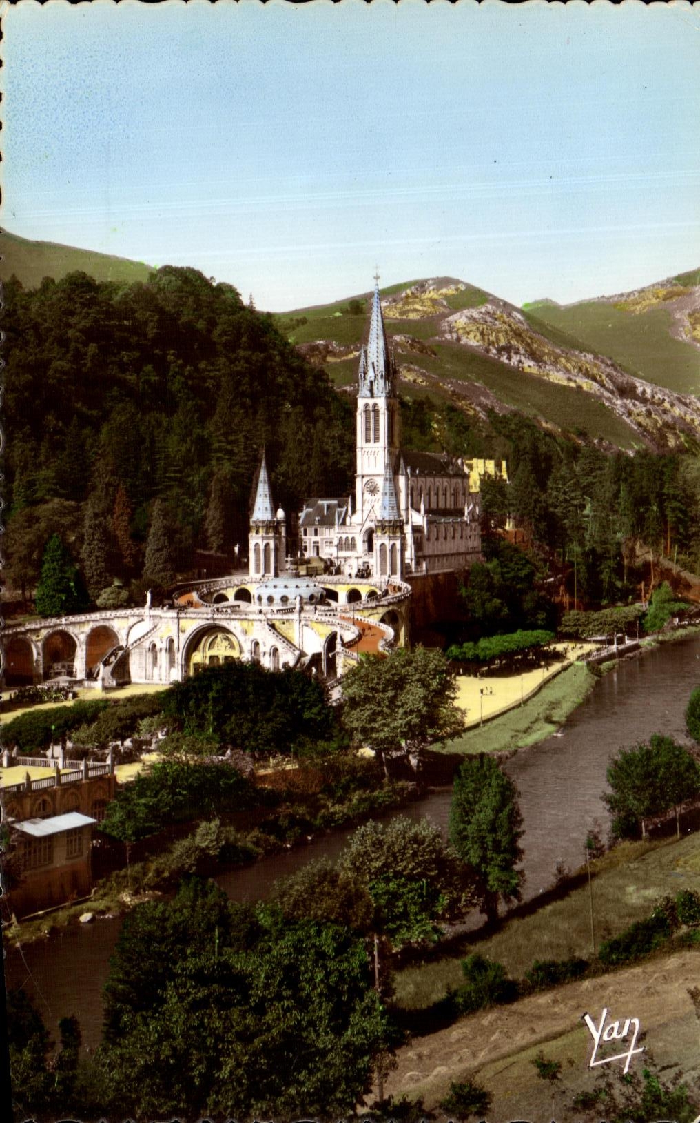 CPSM Lourdes La Basilique et le Gave