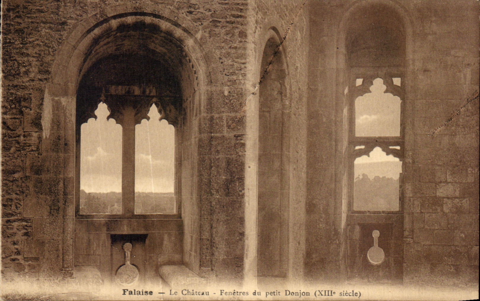 CPA Falaise Le Chateau Fenetres Du Petit Donjon