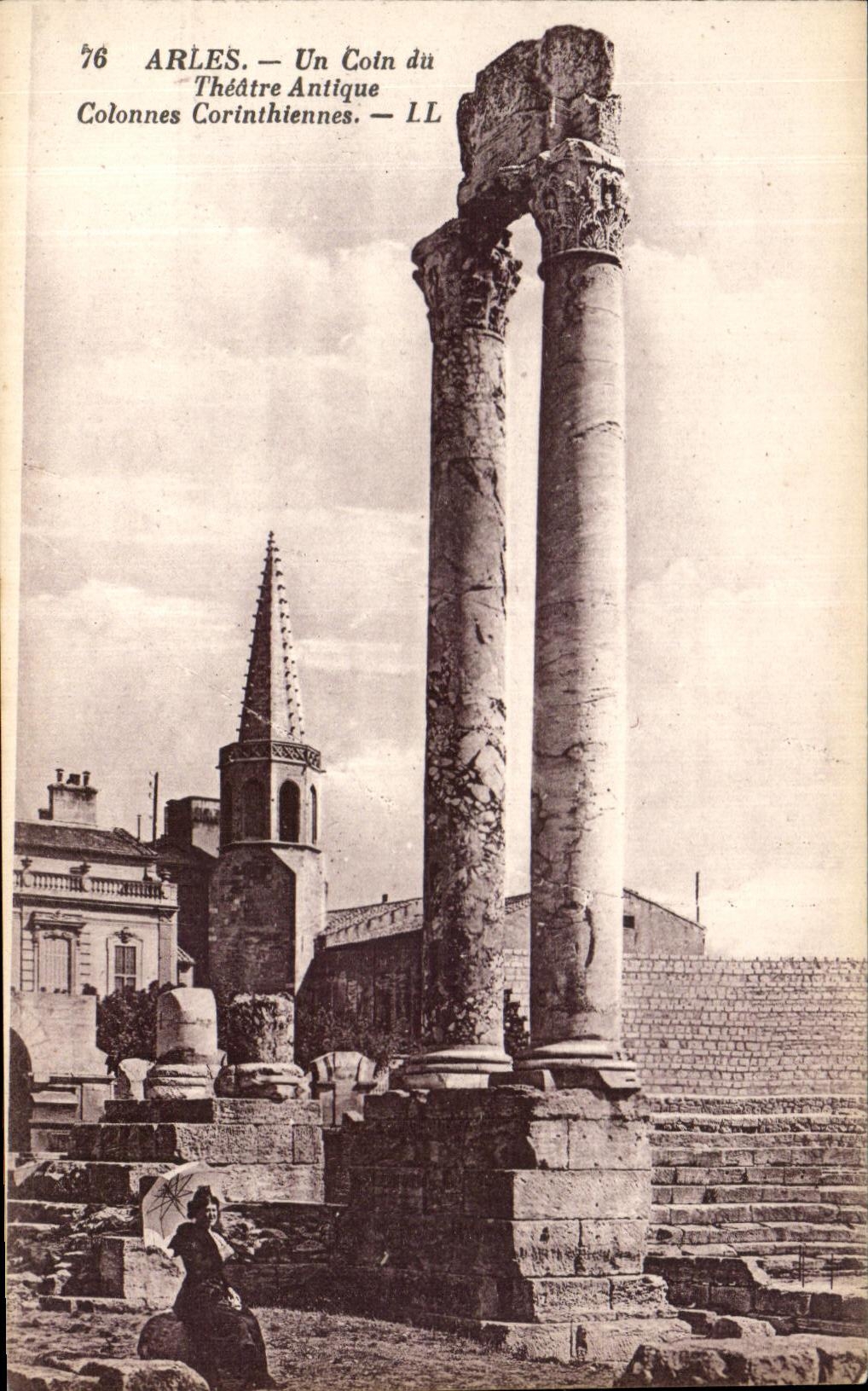 CPA Arles Un Coin Du Theatre Antique Colonnes Corinthiennes