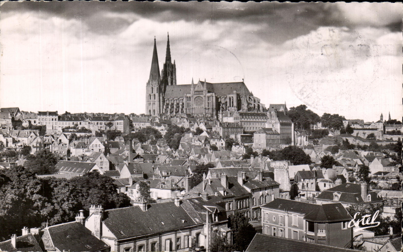 CPA chartres Vue Generale Sur la Cathedrale