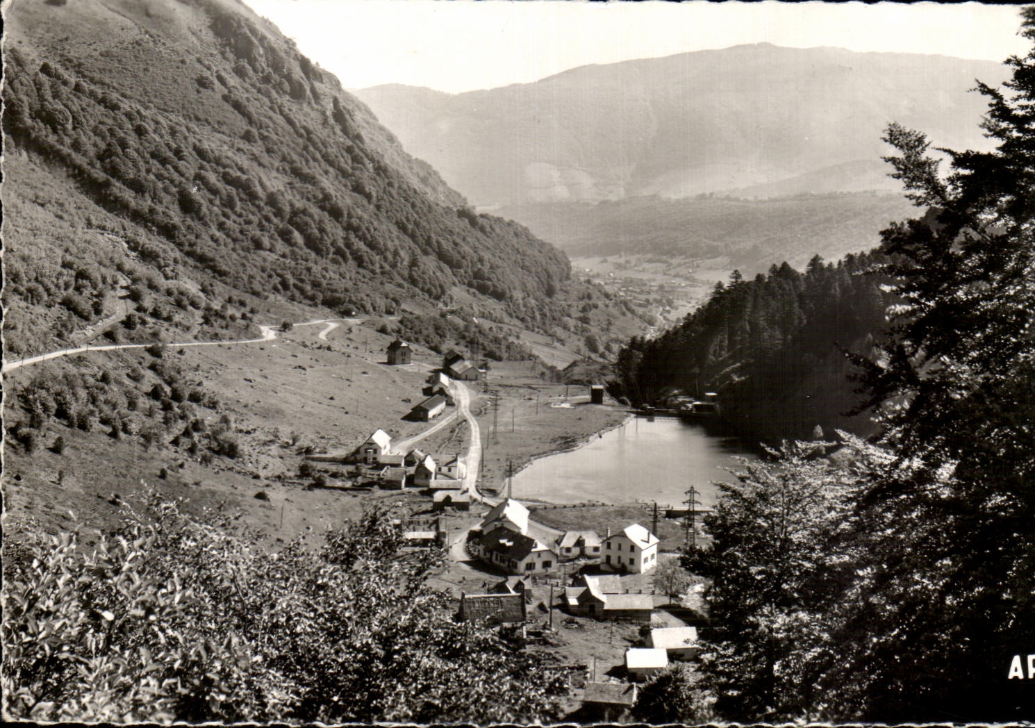 Vue du village de Sainte-Marie-de-Campan — Pyrénées — éditeur APA-POUX, n° 1051
