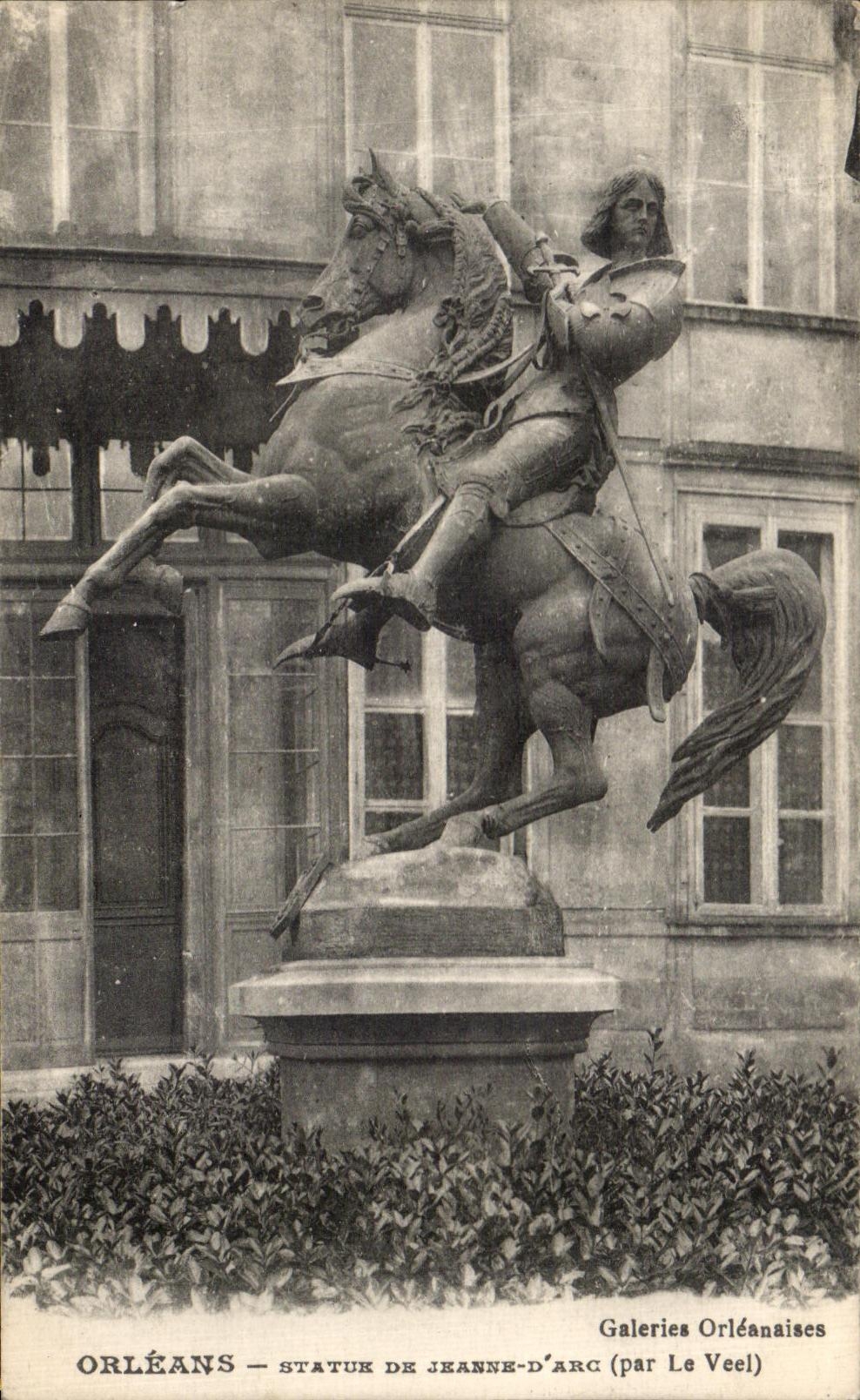 CPA Orleans Statue De Jeanne D'Arc Le Veel cheval